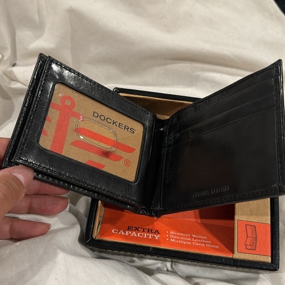 New in box DOCKERS black slimfold wallet genuine leather - Picture 3 of 3